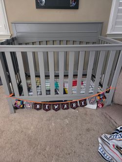 Delta crib Gray