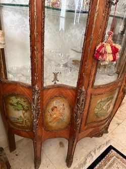 Beautiful Curio Louis XV