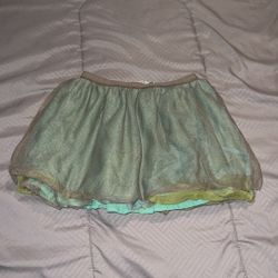 bonpoint girls skirt size 6. There are 5 layers of tulle. The 4th layer has a small section that got melted. It is in the back of skirt & can not be s
