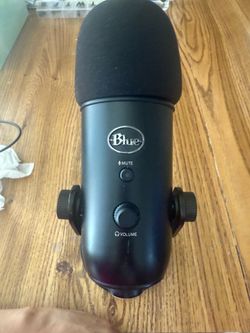 Blue Microphones - Blue Yeti Professional Multi-Pattern USB Condenser Microphone - Blackout