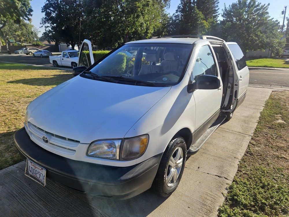 1999 Toyota Sienna