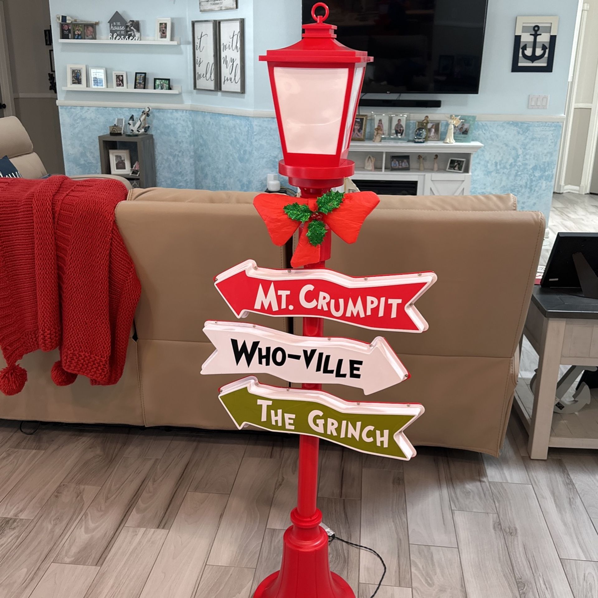 Grinch Lamp Post Lamppost Lowe’s Exclusive Outdoor Christmas Decor Decoration LED Light Sign