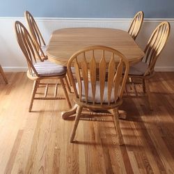 Shin Lee Dining Table and Chairs