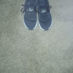 Black And White Nikes  Size 8 In Women