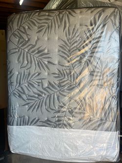 New Queen size mattress Sealy Posturepedic