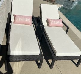 2 lounge pool chairs