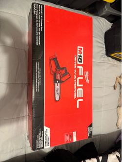 Milwaukee M18 Fuel  HATCHET 8” Pruning Saw