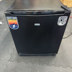 Refrigerator 1.7 Cubic foot mini fridge