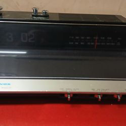 Vintage MAGNAVOX M 1R1736 FM/AM CLOCK RADIO