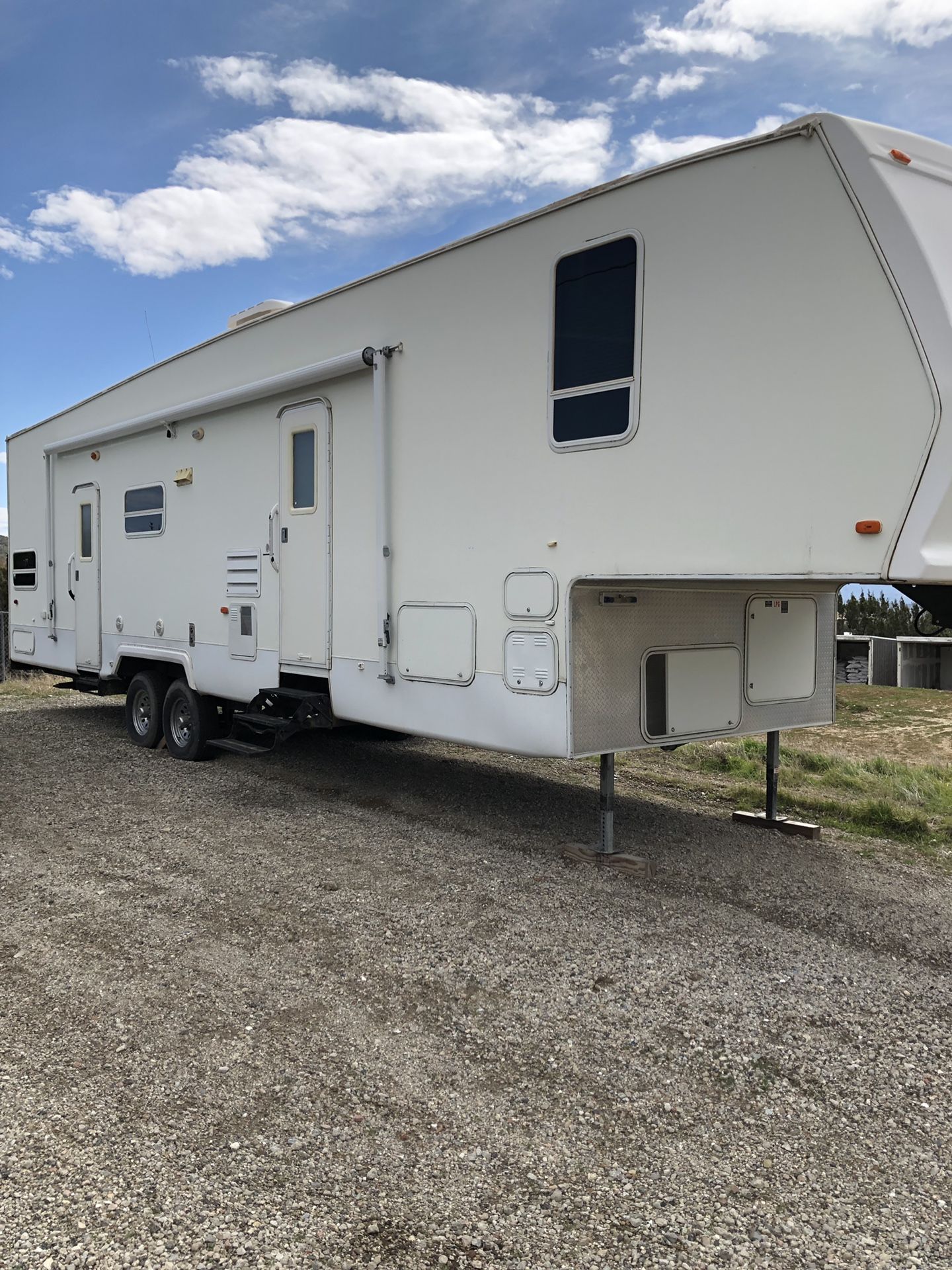 2003 Forest River Salem sport 5th wheel toy hauler for Sale in Acton, CA OfferUp