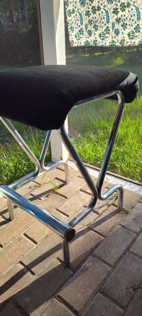 One Daystrum Tubular Barstool