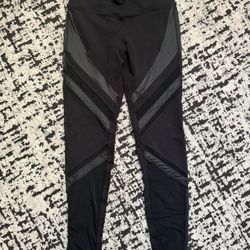 Women’s Alo Leggings With Mesh Size Medium 