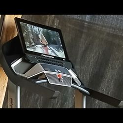 ProForm Pro 9000 Smart Treadmill With 22" Pivot HD Touchscreen New