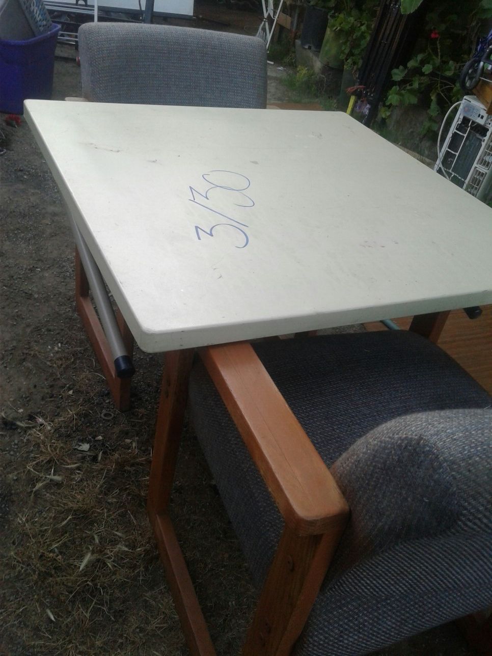 mesa y dos sillas