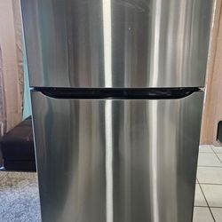 LG refrigerator In Good Condition Like new
