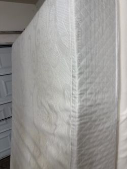 QUEEN SIZE MEMORY FOAM MATTRESS