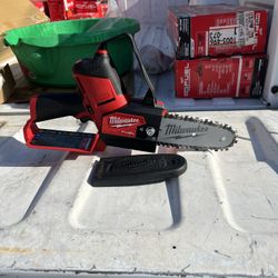 Milwaukee M12 6 Inch Pruning Saw