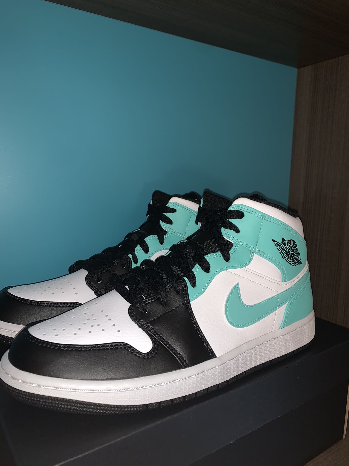 Jordan 1 Mid Tropical Twist 