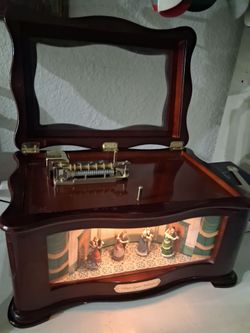 Mr. Christmas Village Square Ballroom Symphonium box.  doesn't come with a disk...Just turn on the lights down.  Good condition.