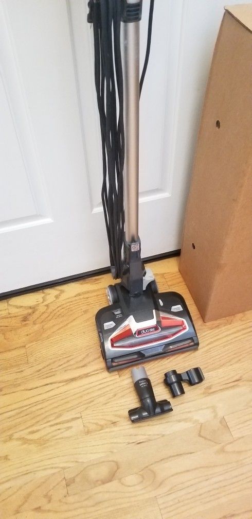 NEW cond SHARK DUO CLEAN MODEL VACUUM , WITH ATTACHMENTS POWERFUL SUCTION. , WORKS EXCELLENT , IN THE BOX