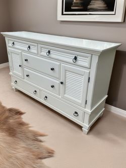 GORGEOUS WHITE DRESSER