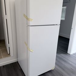 GE 16.6 Cu ft Top Freezer Refrigerator