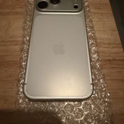 IPHONE 17 PRO MAX 256GB UNLOCKED CLEAN IMEI 🪫 HEALTH 100% 🪫 COUNT 32 PHONE IS USED NO BOX OR ACCESSORIES PHONE ONLY $1,100 CASH OR BEST OFFER