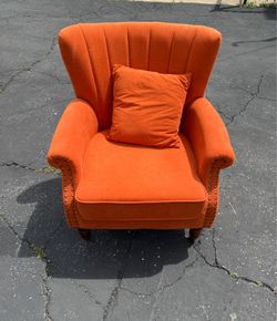 NICE AND COMFORTABLE ACCENT CHAIR IN EXCELLENT CONDITION. $75.00 OR BEST OFFER.