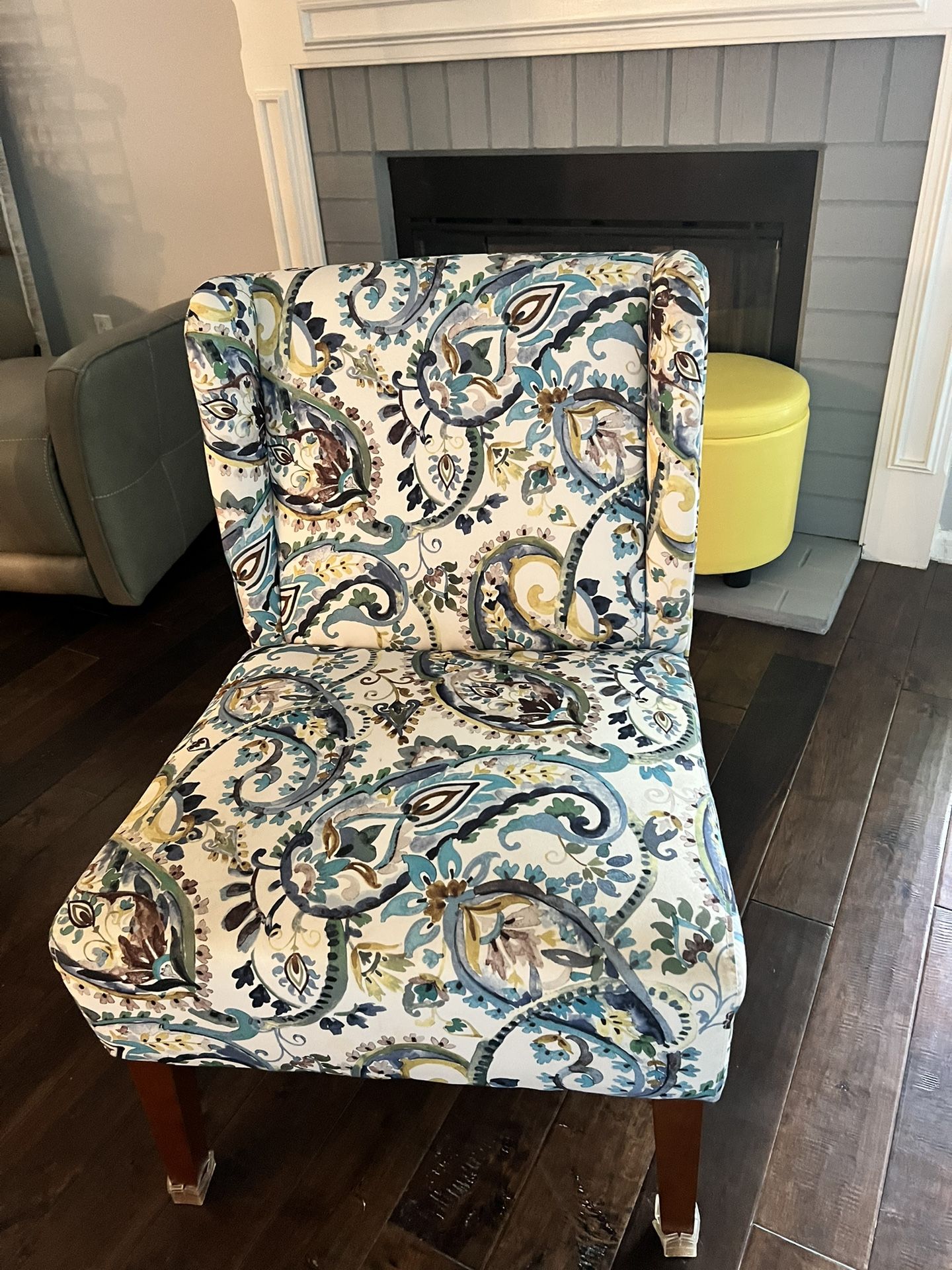 Paisley Pattern Accent Chair – Cozy & Colorful