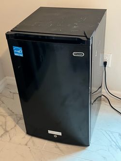 Upright freezer, 3 ft.³