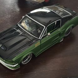 This item is a 1:24 scale diecast model of a 1967 Ford Mustang GT produced by Maisto