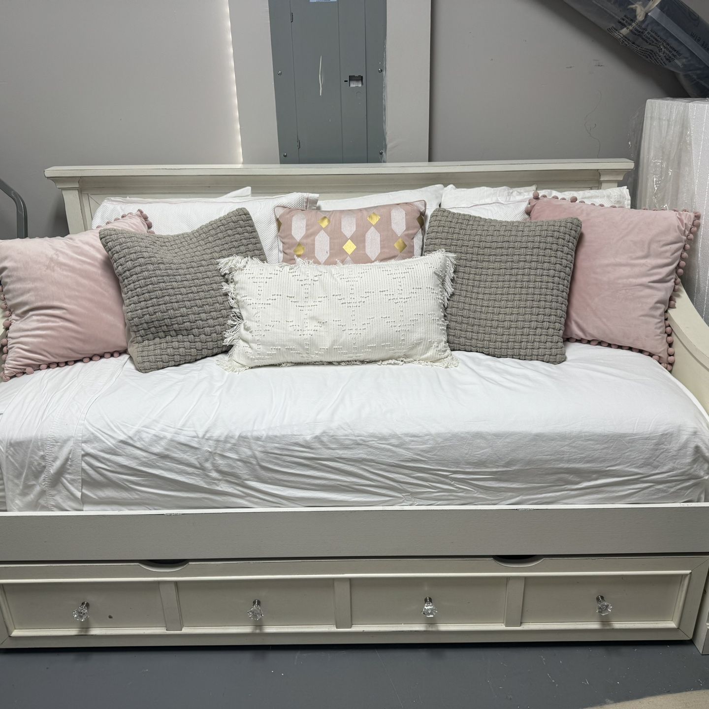 Day Bed With drawer Trundle For Storage Or A 2nd Mattress.
