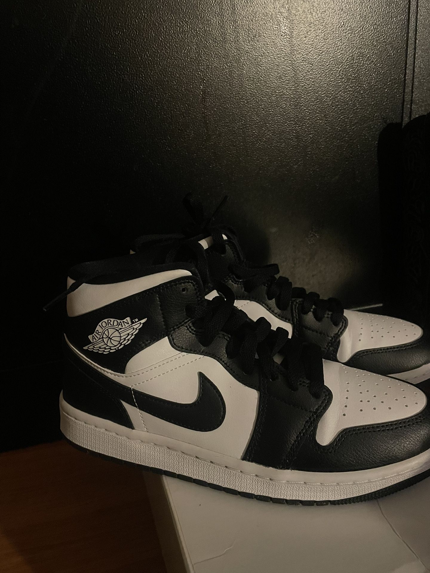 WOMAN ALR JORDAN 1 MID