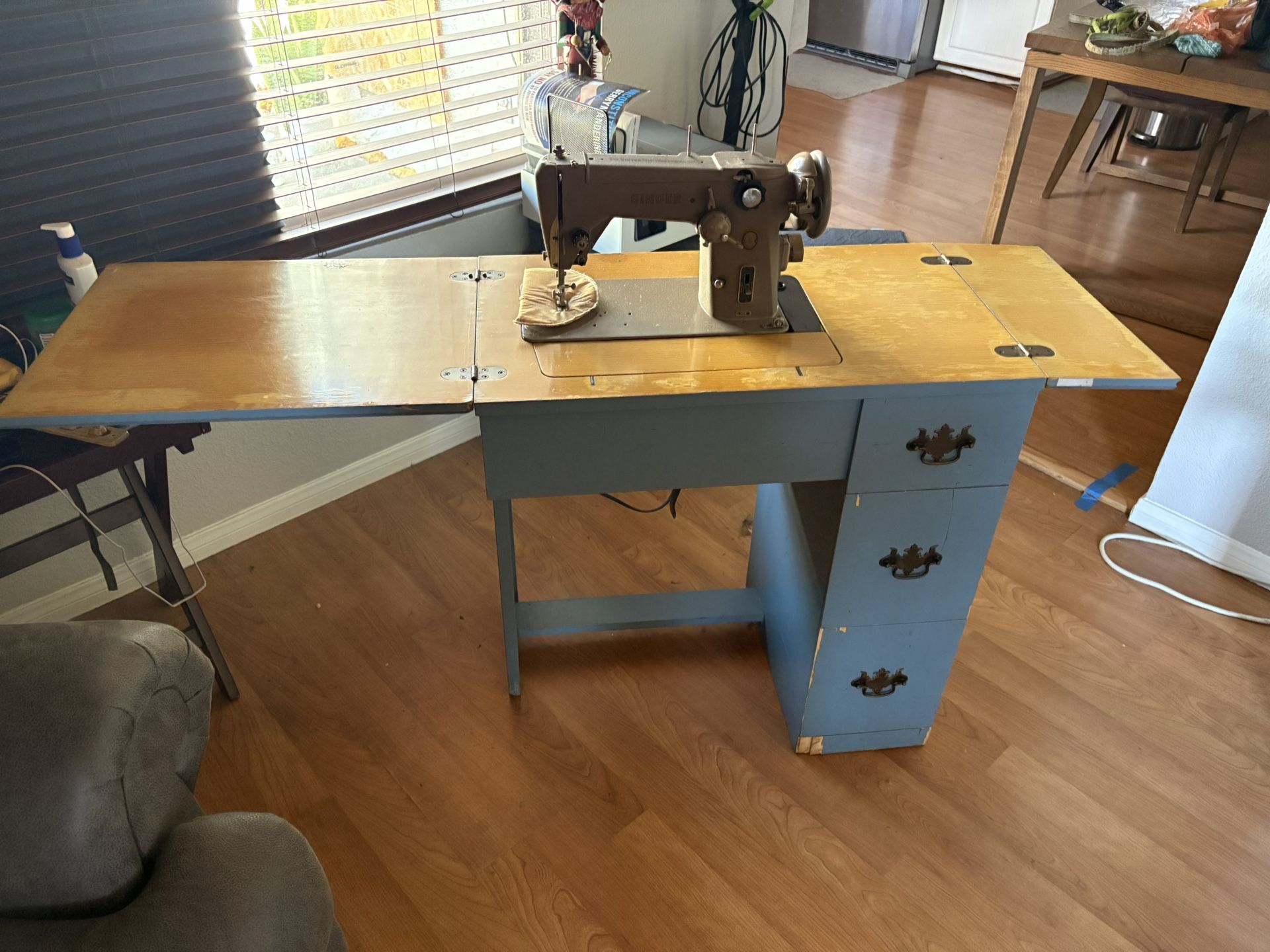 Singer Sewing Machine Cabinet With 3 Drawers 