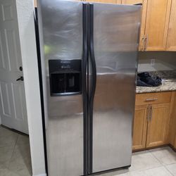 Fridgaire Refrigerator 22.6 Cubic Ft. In Excellent Working Condition