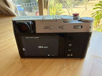 Fujifilm X100VI Silver — Like New, 2500 Shutter, Box + Extras