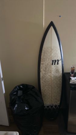 Surfboard with 7 foot leash
