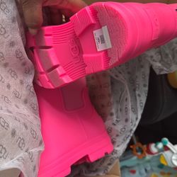 Ugg rain Boots Never Worn Size 6 grade School