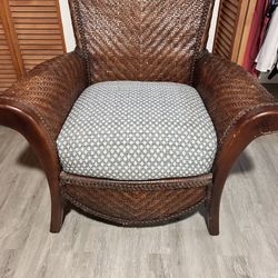 Large Cozy Wicker Chair 