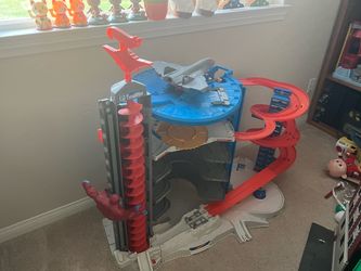 Mattel Hot Wheels Super Ultimate Garage with Drop Down Gorilla