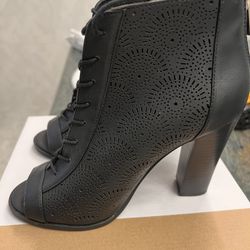 Womens Black Boots Size 8 (4.5 Inch Heel)