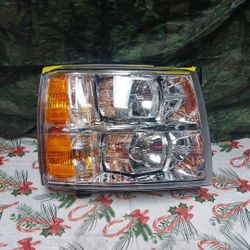 2007-13 Chevy Silverado Right Headlight 