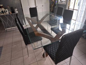 Table For A Family Can Fit 8 People