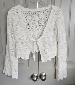 SUPER CUTE 😍 Very Boho, CottageCore/Granny Chic 🌻Moon and Madison Brand ~WHITE CROCHET, Front-Tie Cardigan with flare sleeves.