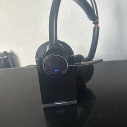 Poly Voyager FOCUS UC W/  Charging Stand