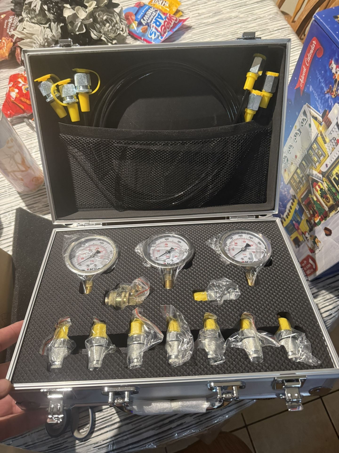 Hydraulic Pressure Test Kit with 3 Gauges 25/40/60MPa, 8 Test Couplings, Quick Connector 3 Test Hoses, Hydraulic Gauge Kit with Carrying Case for Exca