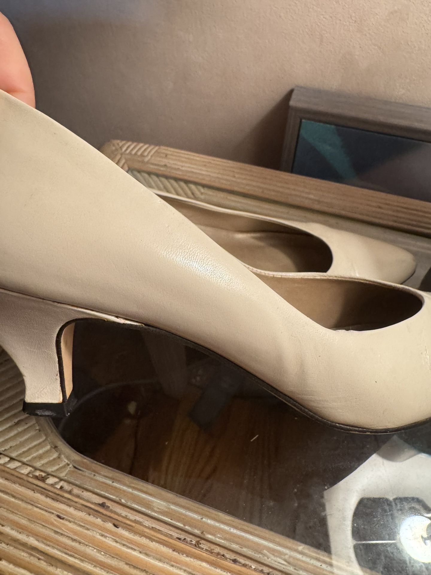 Size 9 1/2  Bandolino  Cream Shoes