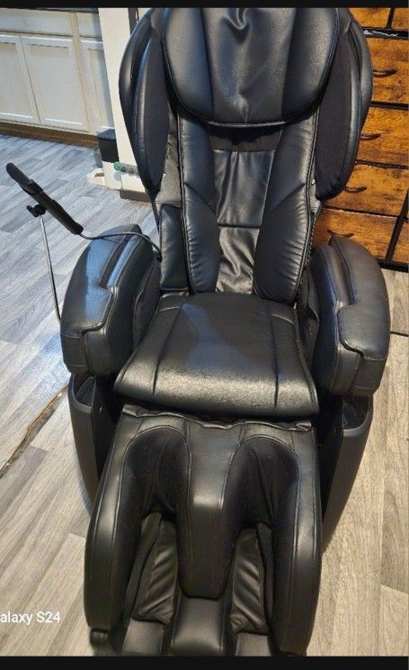 Synca Massaging Chair