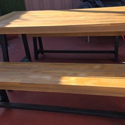 MESA DE MADERA CON DOS BUTACAS RESPECTIVAMENTE 