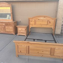 Broyhill Queen Bed Set – Solid Wood Dresser w/ Mirror + Nightstand